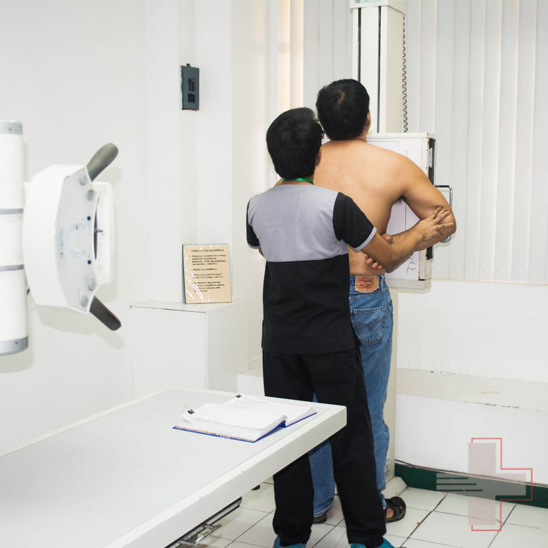Image of an American Outpatient Clinic Employee performing an xray examination on an applicant
